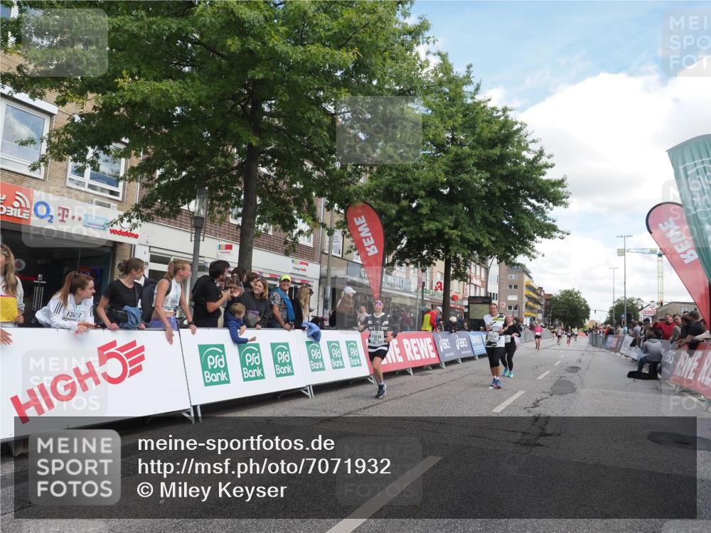15.09.2024 - PSD Bank Halbmarathon Miley Keyser http://msf.ph/oto/7071932 15.09.2024 12:26:02 Ziel 3226, 3239, 3281, 3286 meine-sportfotos.de