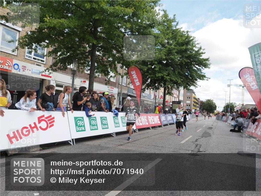 15.09.2024 - PSD Bank Halbmarathon Miley Keyser http://msf.ph/oto/7071940 15.09.2024 12:26:02 Ziel 3226, 3239, 3281, 3286 meine-sportfotos.de