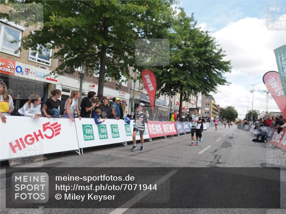 15.09.2024 - PSD Bank Halbmarathon Miley Keyser http://msf.ph/oto/7071944 15.09.2024 12:26:02 Ziel 3226, 3239, 3281, 3286 meine-sportfotos.de