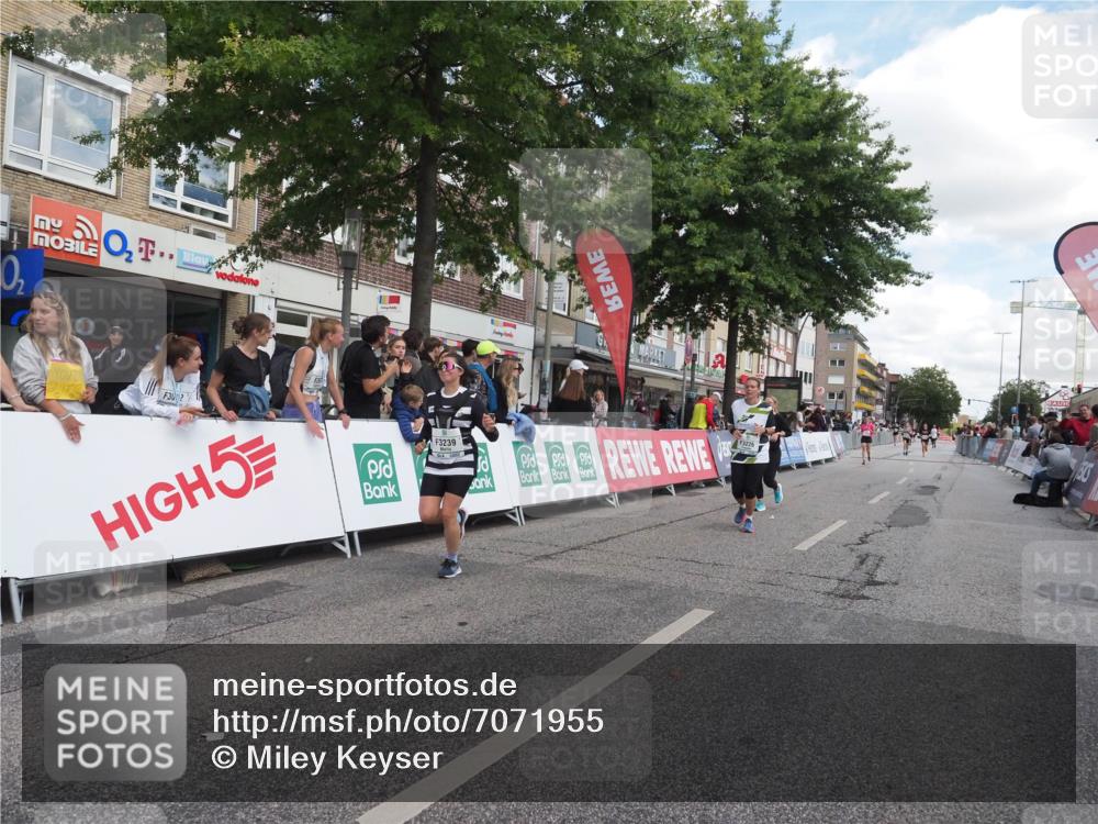 15.09.2024 - PSD Bank Halbmarathon Miley Keyser http://msf.ph/oto/7071955 15.09.2024 12:26:03 Ziel 3226, 3239, 3281, 3286 meine-sportfotos.de
