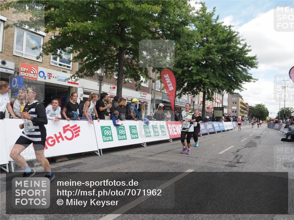 15.09.2024 - PSD Bank Halbmarathon Miley Keyser http://msf.ph/oto/7071962 15.09.2024 12:26:03 Ziel 3226, 3239, 3281, 3286 meine-sportfotos.de