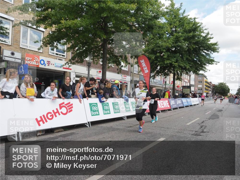 15.09.2024 - PSD Bank Halbmarathon Miley Keyser http://msf.ph/oto/7071971 15.09.2024 12:26:04 Ziel 3226, 3239, 3281, 3286, 3413 meine-sportfotos.de