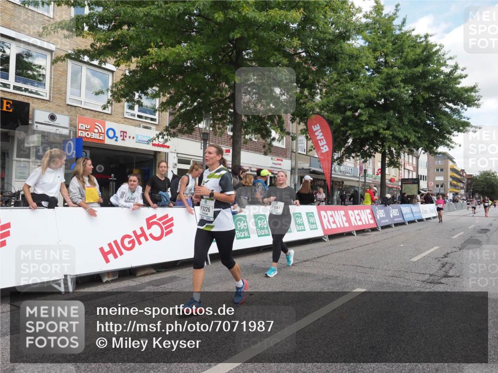 15.09.2024 - PSD Bank Halbmarathon Miley Keyser http://msf.ph/oto/7071987 15.09.2024 12:26:05 Ziel 3226, 3239, 3281, 3286, 3413 meine-sportfotos.de