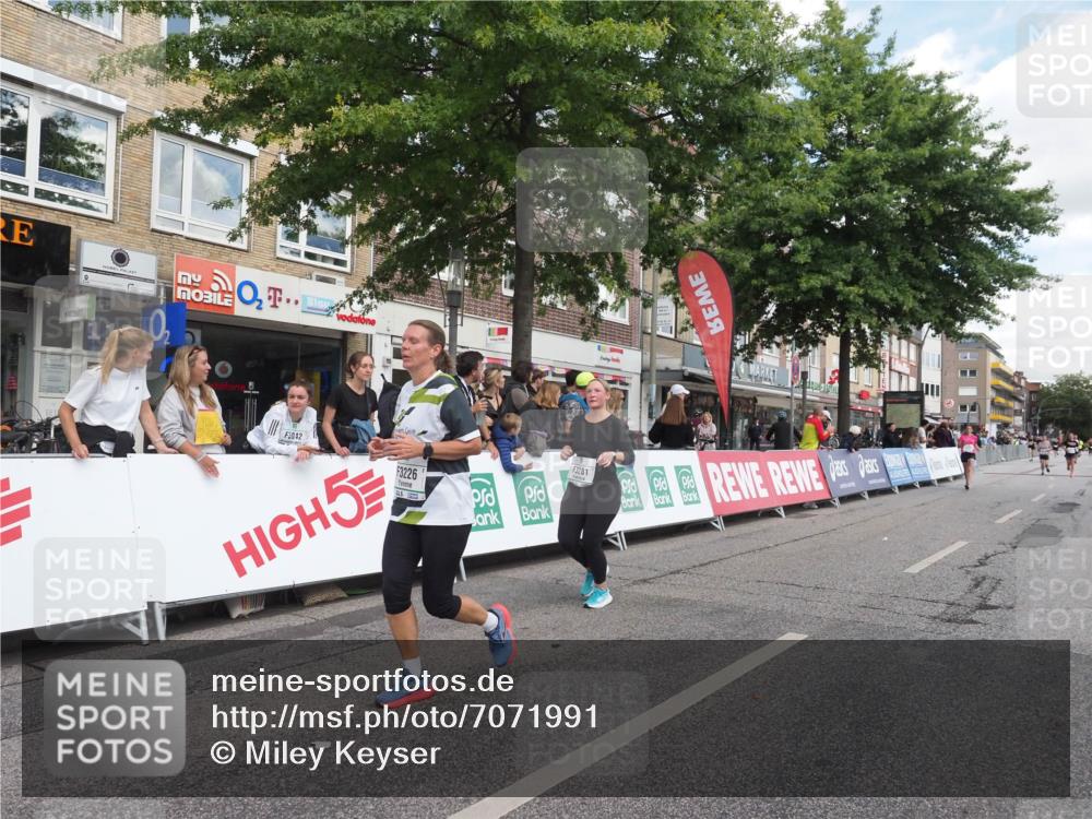 15.09.2024 - PSD Bank Halbmarathon Miley Keyser http://msf.ph/oto/7071991 15.09.2024 12:26:05 Ziel 3226, 3239, 3281, 3286, 3413 meine-sportfotos.de