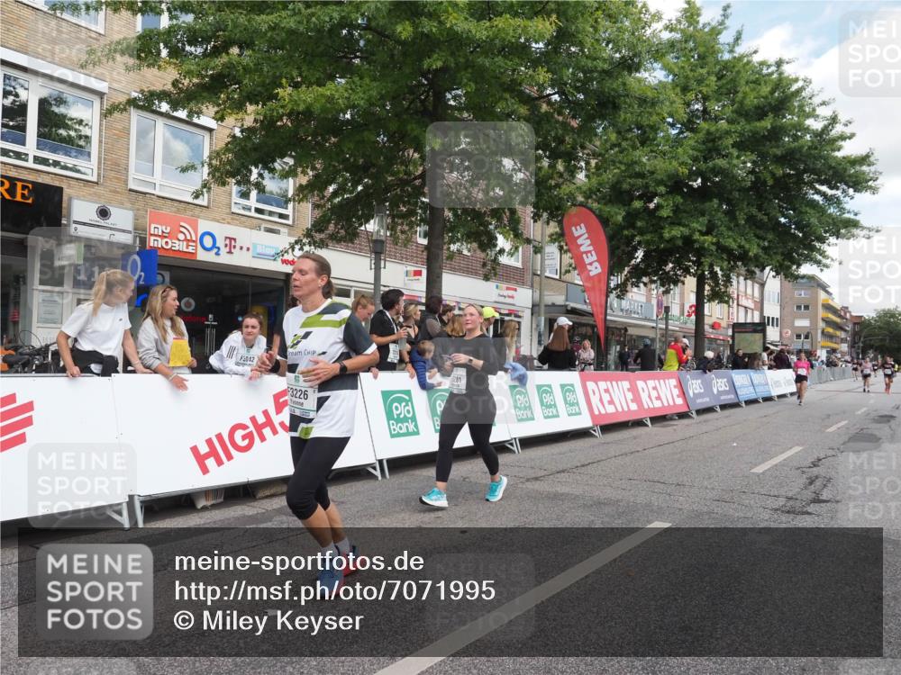 15.09.2024 - PSD Bank Halbmarathon Miley Keyser http://msf.ph/oto/7071995 15.09.2024 12:26:05 Ziel 3226, 3239, 3281, 3286, 3413 meine-sportfotos.de