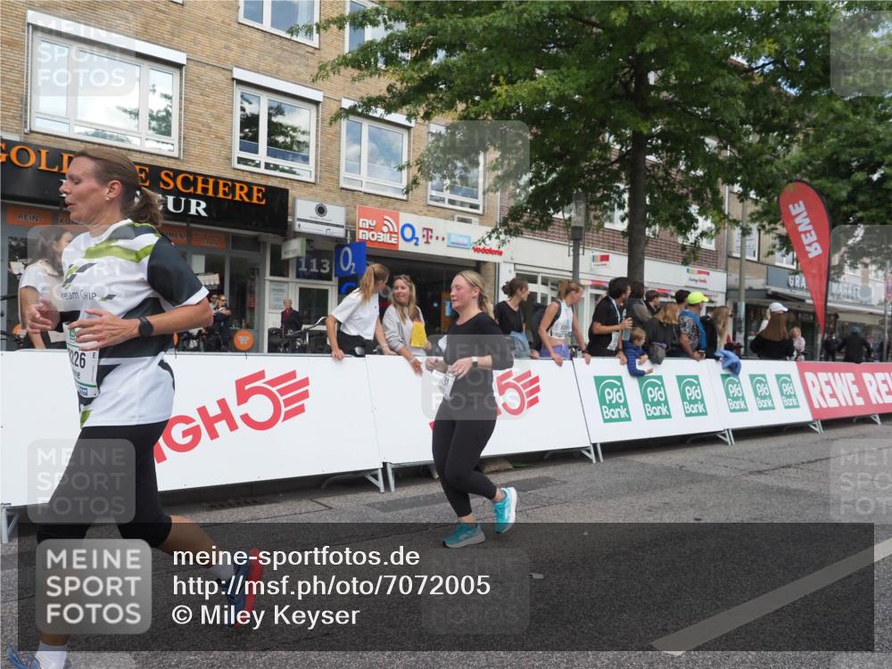 15.09.2024 - PSD Bank Halbmarathon Miley Keyser http://msf.ph/oto/7072005 15.09.2024 12:26:06 Ziel 3156, 3157, 3226, 3239, 3281, 3286, 3413 meine-sportfotos.de