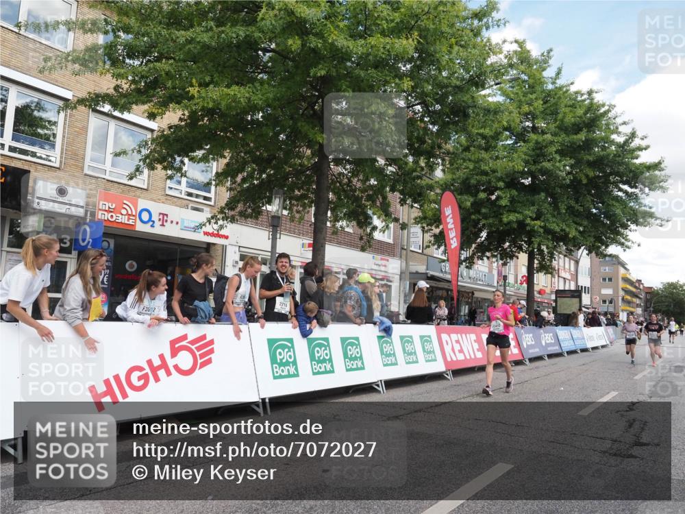 15.09.2024 - PSD Bank Halbmarathon Miley Keyser http://msf.ph/oto/7072027 15.09.2024 12:26:10 Ziel 3156, 3157, 3226, 3239, 3281, 3342, 3413 meine-sportfotos.de