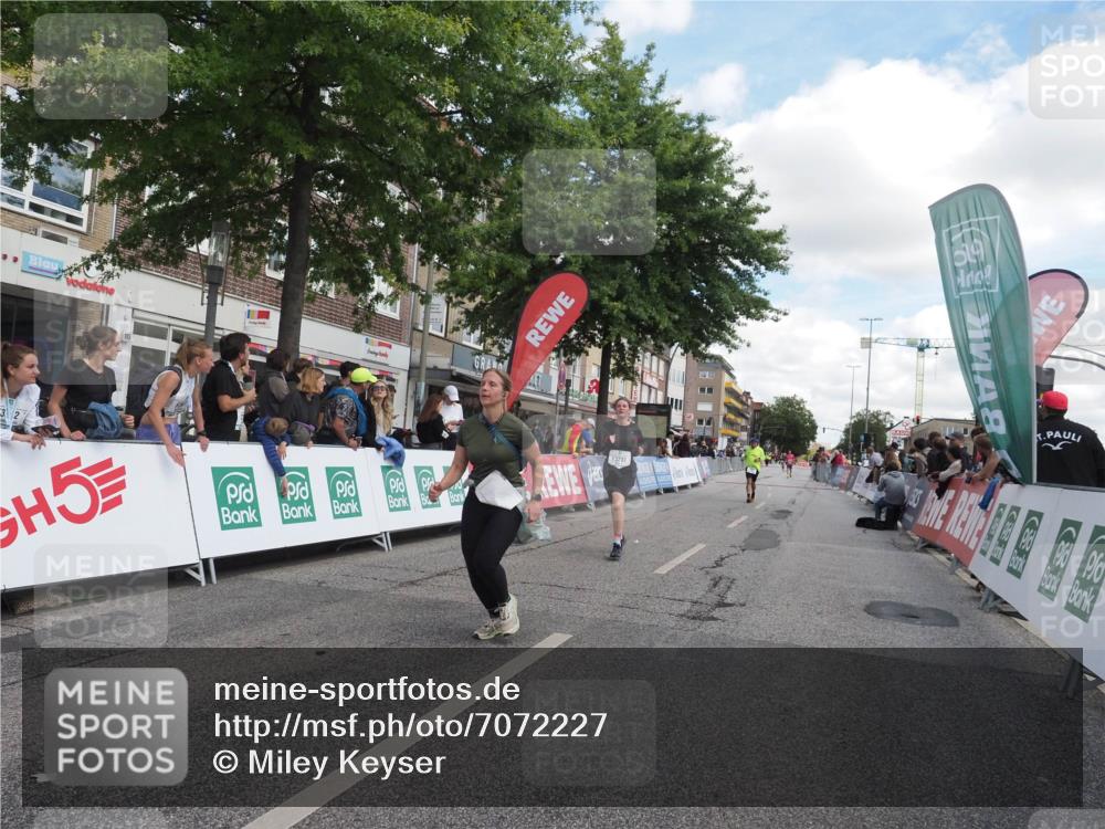 15.09.2024 - PSD Bank Halbmarathon Miley Keyser http://msf.ph/oto/7072227 15.09.2024 12:26:32 Ziel 2183, 2186, 3086, 3237, 3489 meine-sportfotos.de