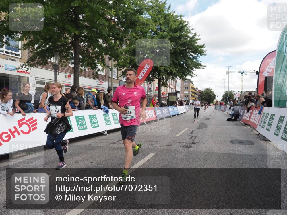 15.09.2024 - PSD Bank Halbmarathon Miley Keyser http://msf.ph/oto/7072351 15.09.2024 12:26:49 Ziel 2009, 2252, 3128, 3374 meine-sportfotos.de