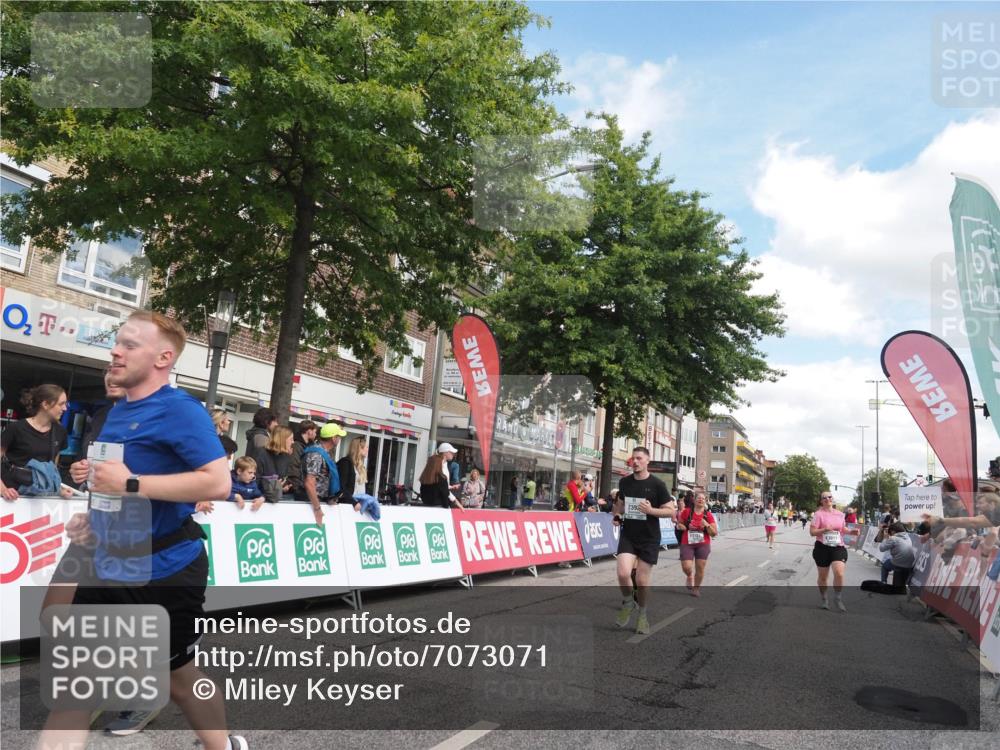 15.09.2024 - PSD Bank Halbmarathon Miley Keyser http://msf.ph/oto/7073071 15.09.2024 12:28:22 Ziel 2322, 2392, 2439, 2441, 3017, 3073, 3121, 3225, 3274, 3327 meine-sportfotos.de