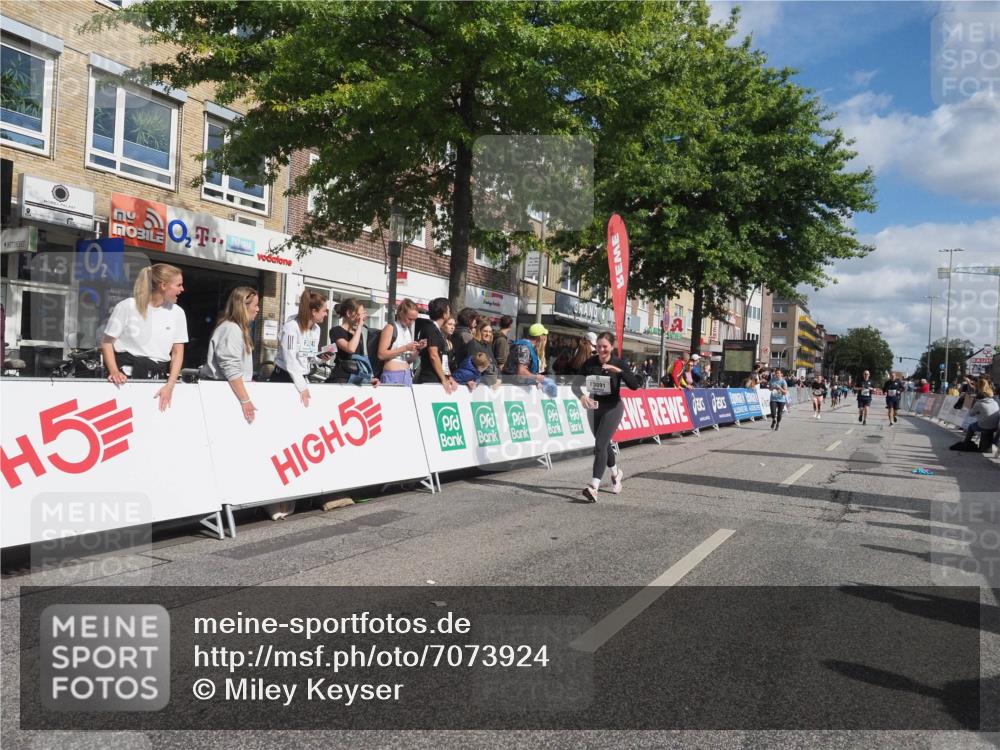 15.09.2024 - PSD Bank Halbmarathon Miley Keyser http://msf.ph/oto/7073924 15.09.2024 12:29:50 Ziel 2093, 3055, 3091, 3270, 3334, 3362, 3385 meine-sportfotos.de