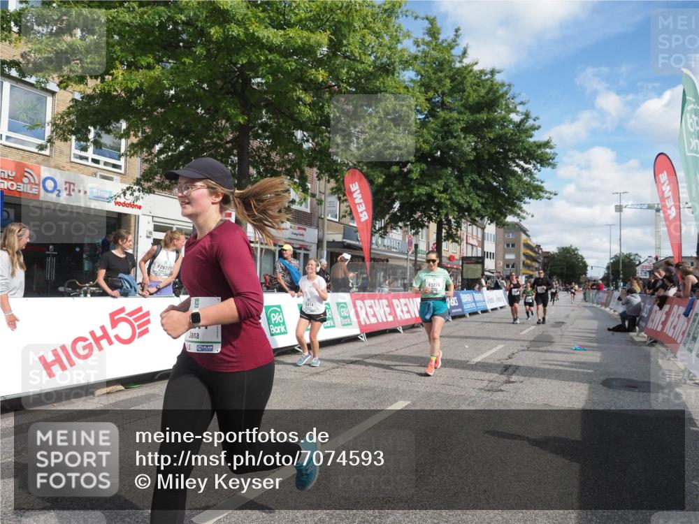 15.09.2024 - PSD Bank Halbmarathon Miley Keyser http://msf.ph/oto/7074593 15.09.2024 12:31:06 Ziel 1948, 2259, 2261, 2858, 3211, 3279, 3312, 3414, 3416, 3542 meine-sportfotos.de
