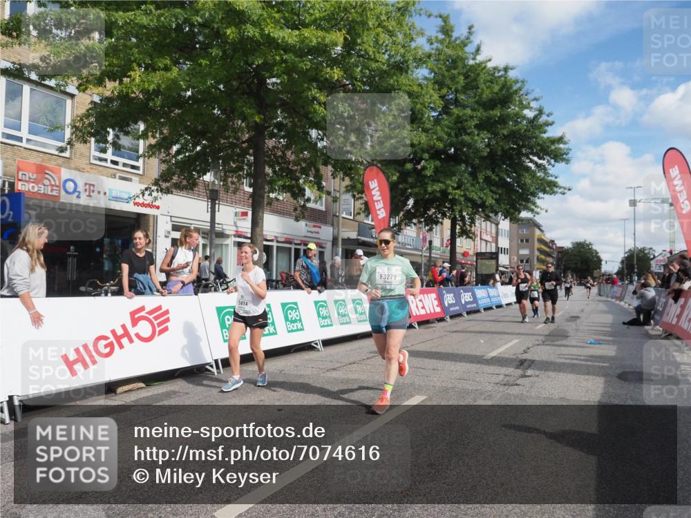15.09.2024 - PSD Bank Halbmarathon Miley Keyser http://msf.ph/oto/7074616 15.09.2024 12:31:07 Ziel 1948, 2259, 2261, 2858, 3211, 3279, 3312, 3414, 3416, 3486, 3542 meine-sportfotos.de