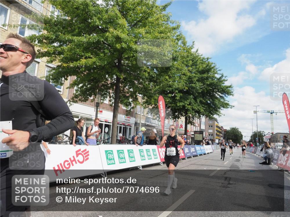 15.09.2024 - PSD Bank Halbmarathon Miley Keyser http://msf.ph/oto/7074696 15.09.2024 12:31:13 Ziel 1948, 2259, 2858, 3089, 3211, 3279, 3414, 3416, 3486, 3542 meine-sportfotos.de