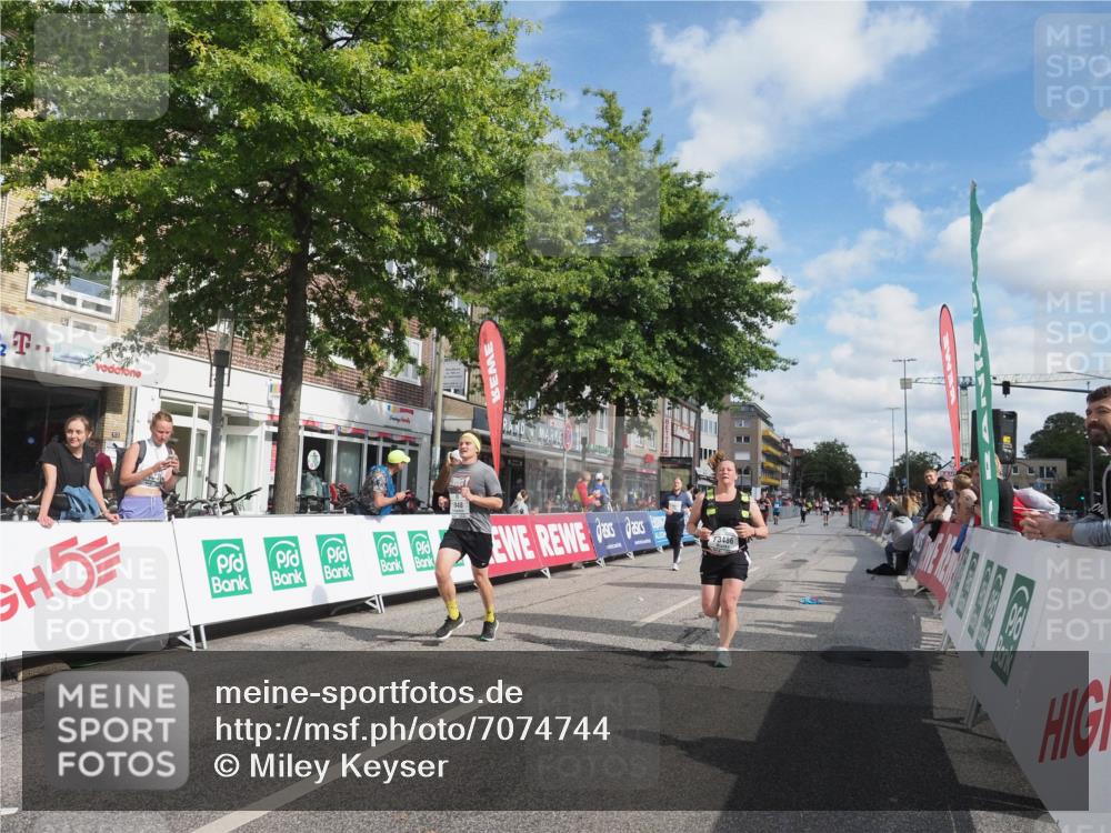 15.09.2024 - PSD Bank Halbmarathon Miley Keyser http://msf.ph/oto/7074744 15.09.2024 12:31:19 Ziel 1948, 1961, 2259, 2858, 3089, 3279, 3309, 3414, 3416, 3486, 3542 meine-sportfotos.de