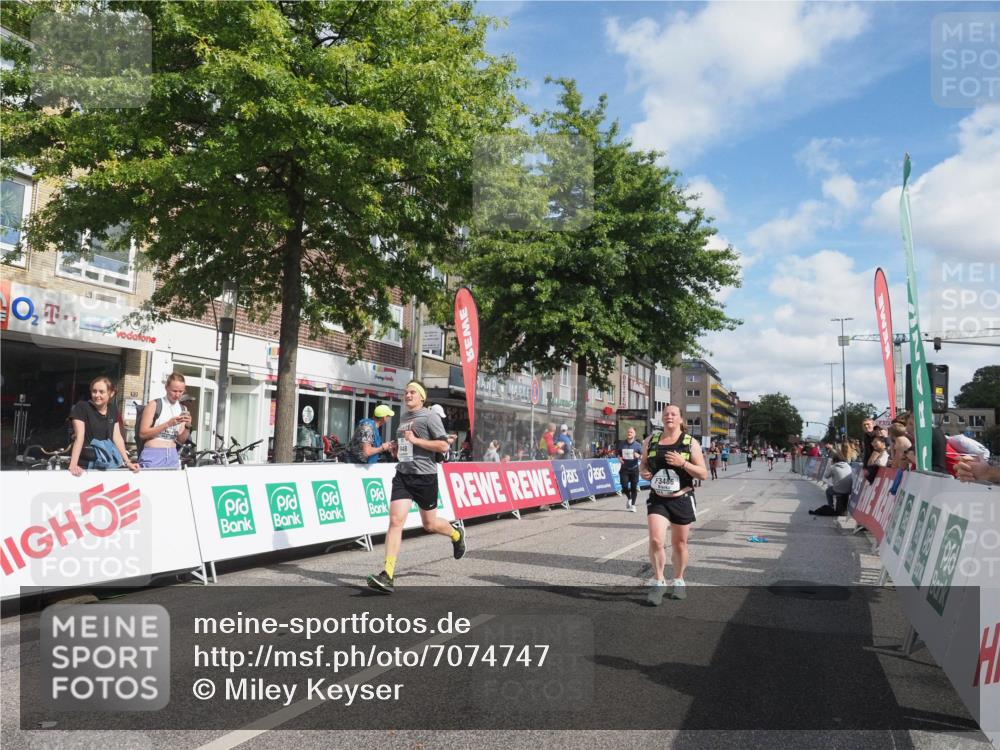 15.09.2024 - PSD Bank Halbmarathon Miley Keyser http://msf.ph/oto/7074747 15.09.2024 12:31:19 Ziel 1948, 1961, 2259, 2858, 3089, 3279, 3309, 3414, 3416, 3486, 3542 meine-sportfotos.de