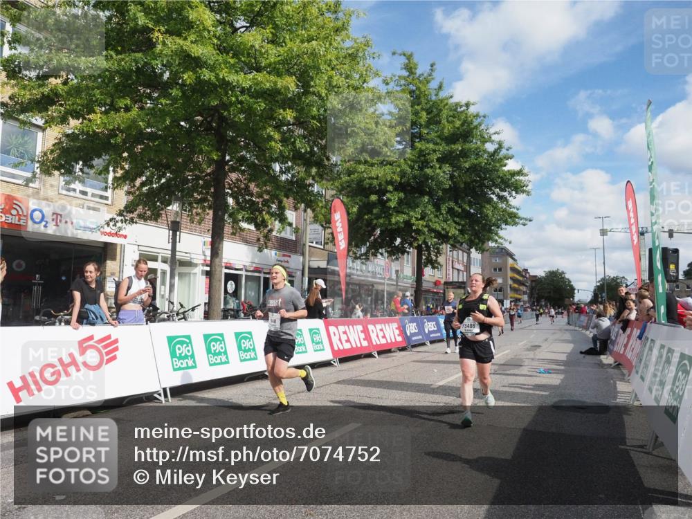 15.09.2024 - PSD Bank Halbmarathon Miley Keyser http://msf.ph/oto/7074752 15.09.2024 12:31:19 Ziel 1948, 1961, 2259, 2858, 3089, 3279, 3309, 3414, 3416, 3486, 3542 meine-sportfotos.de