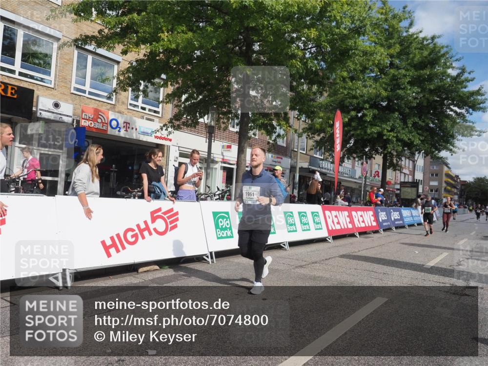 15.09.2024 - PSD Bank Halbmarathon Miley Keyser http://msf.ph/oto/7074800 15.09.2024 12:31:23 Ziel 1948, 1961, 2259, 2858, 3089, 3309, 3416, 3486, 3542 meine-sportfotos.de