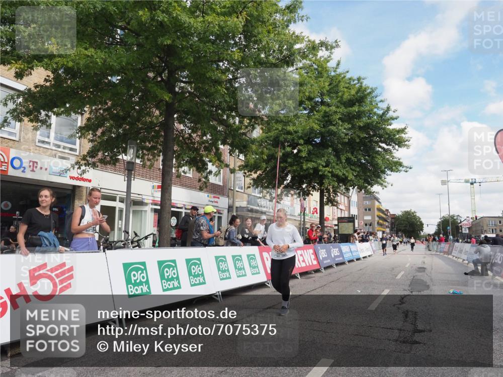 15.09.2024 - PSD Bank Halbmarathon Miley Keyser http://msf.ph/oto/7075375 15.09.2024 12:32:36 Ziel 2189, 3045, 3368 meine-sportfotos.de