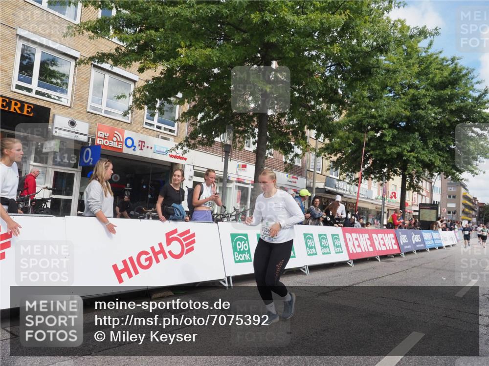 15.09.2024 - PSD Bank Halbmarathon Miley Keyser http://msf.ph/oto/7075392 15.09.2024 12:32:38 Ziel 2189, 3045, 3358, 3368 meine-sportfotos.de