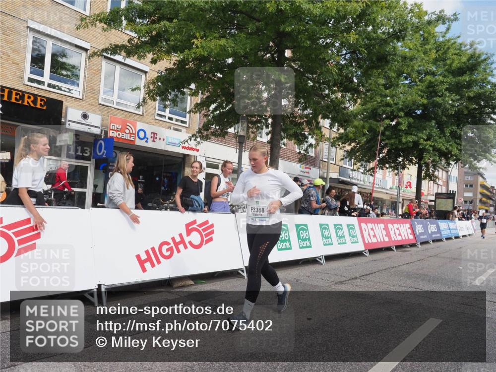 15.09.2024 - PSD Bank Halbmarathon Miley Keyser http://msf.ph/oto/7075402 15.09.2024 12:32:38 Ziel 2189, 3045, 3358, 3368 meine-sportfotos.de