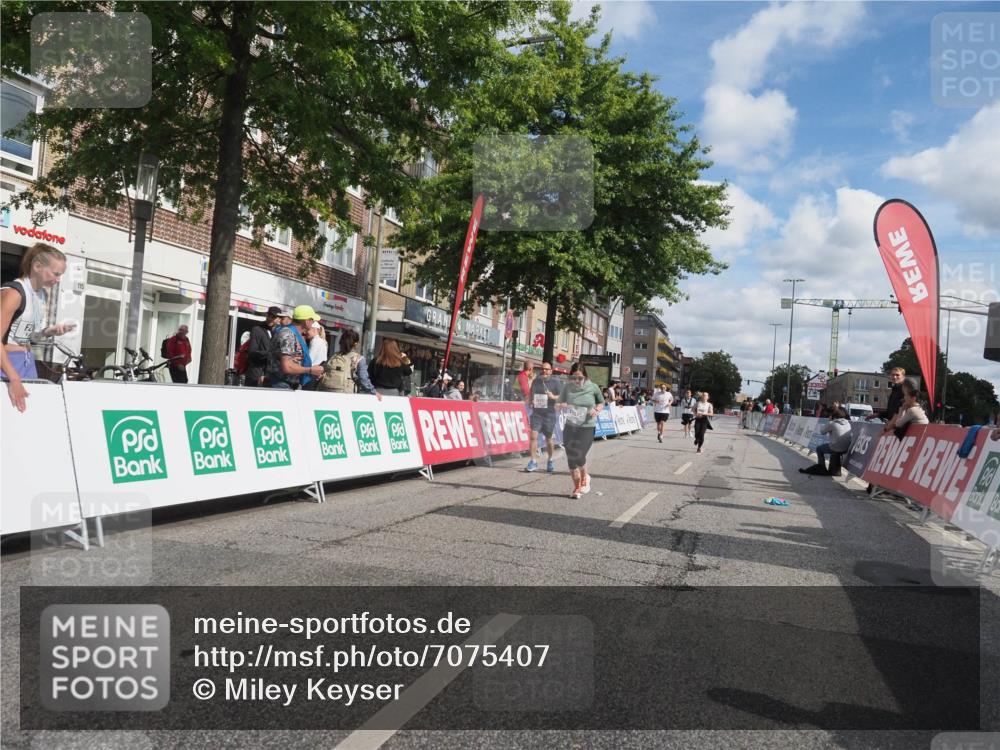 15.09.2024 - PSD Bank Halbmarathon Miley Keyser http://msf.ph/oto/7075407 15.09.2024 12:32:44 Ziel 2411, 2414, 3045, 3358, 3368 meine-sportfotos.de