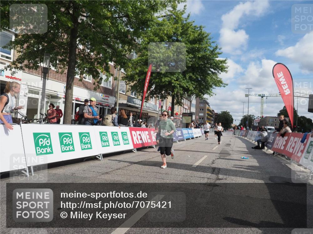 15.09.2024 - PSD Bank Halbmarathon Miley Keyser http://msf.ph/oto/7075421 15.09.2024 12:32:44 Ziel 2411, 2414, 3045, 3358, 3368 meine-sportfotos.de