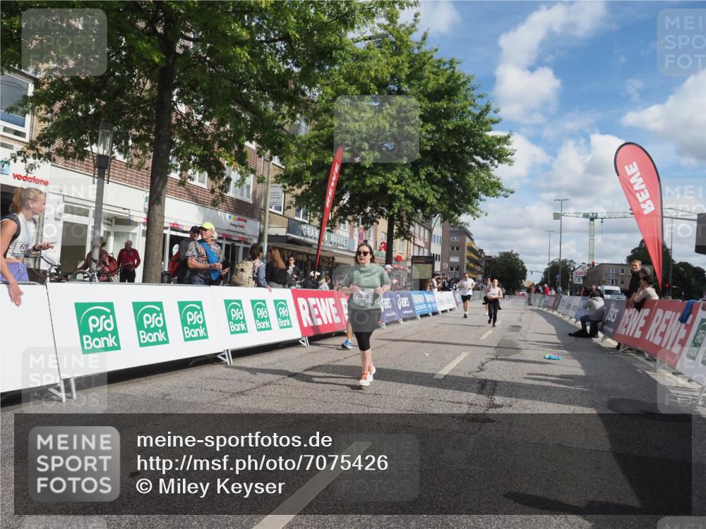 15.09.2024 - PSD Bank Halbmarathon Miley Keyser http://msf.ph/oto/7075426 15.09.2024 12:32:44 Ziel 2411, 2414, 3045, 3358, 3368 meine-sportfotos.de