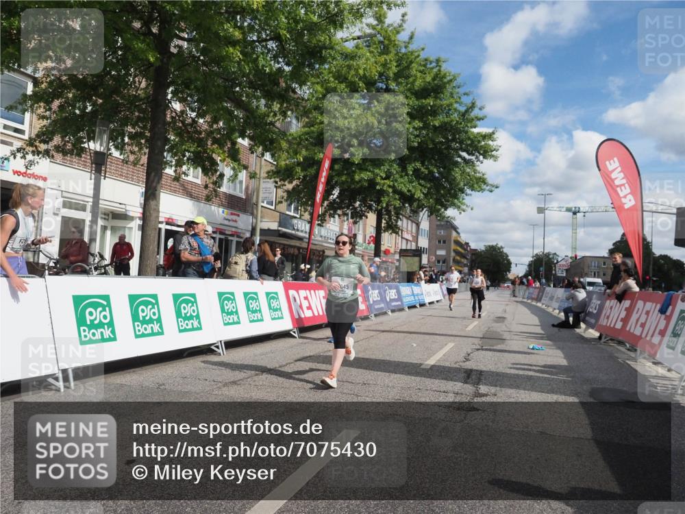 15.09.2024 - PSD Bank Halbmarathon Miley Keyser http://msf.ph/oto/7075430 15.09.2024 12:32:44 Ziel 2411, 2414, 3045, 3358, 3368 meine-sportfotos.de