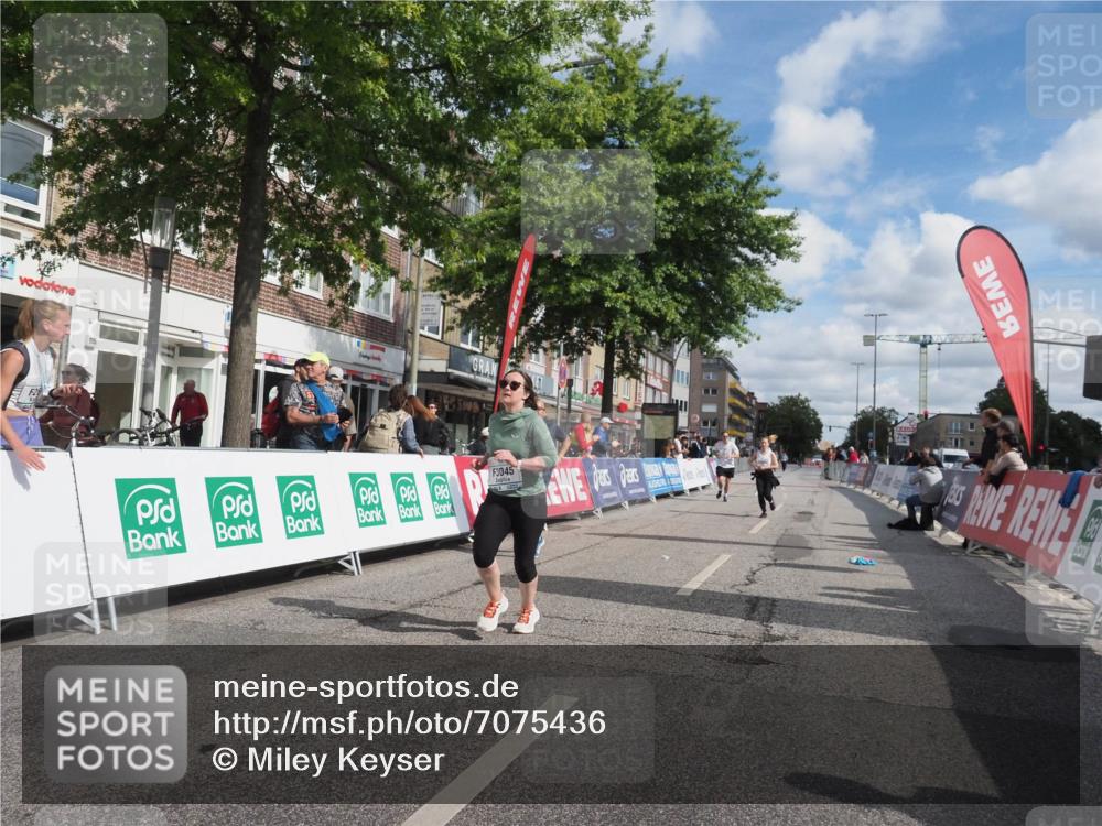 15.09.2024 - PSD Bank Halbmarathon Miley Keyser http://msf.ph/oto/7075436 15.09.2024 12:32:45 Ziel 2411, 2414, 3045, 3358, 3368 meine-sportfotos.de