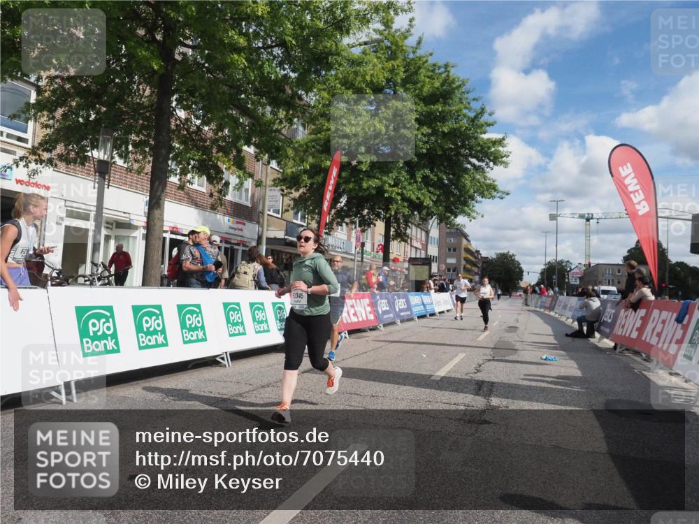 15.09.2024 - PSD Bank Halbmarathon Miley Keyser http://msf.ph/oto/7075440 15.09.2024 12:32:45 Ziel 2411, 2414, 3045, 3358, 3368 meine-sportfotos.de