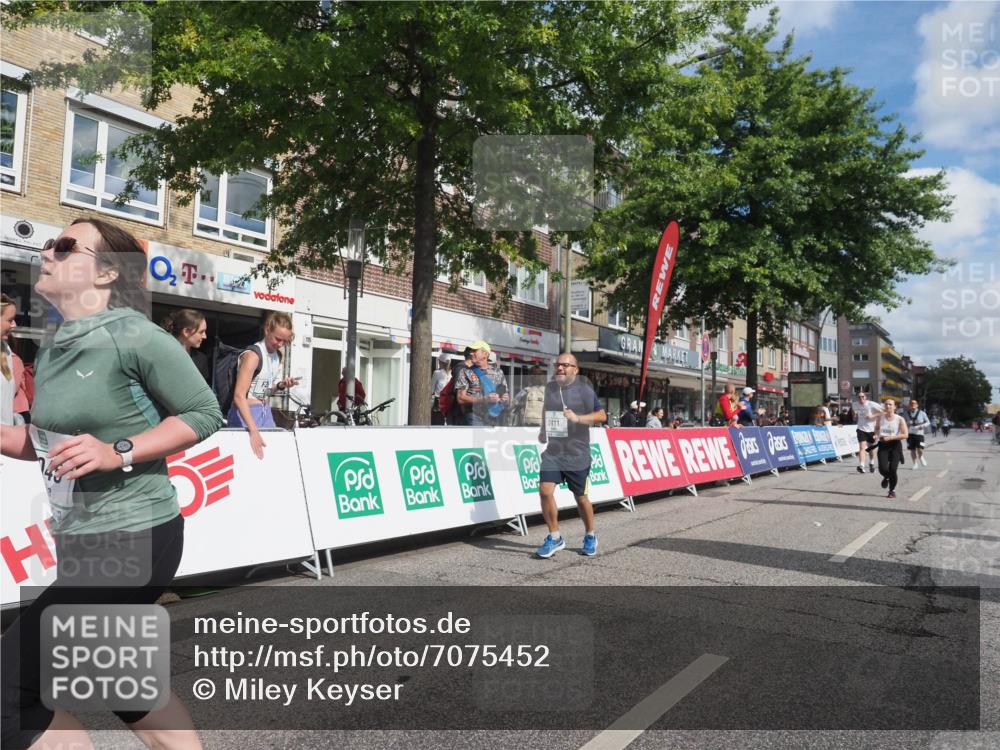 15.09.2024 - PSD Bank Halbmarathon Miley Keyser http://msf.ph/oto/7075452 15.09.2024 12:32:46 Ziel 2411, 2414, 3045, 3358, 3368 meine-sportfotos.de