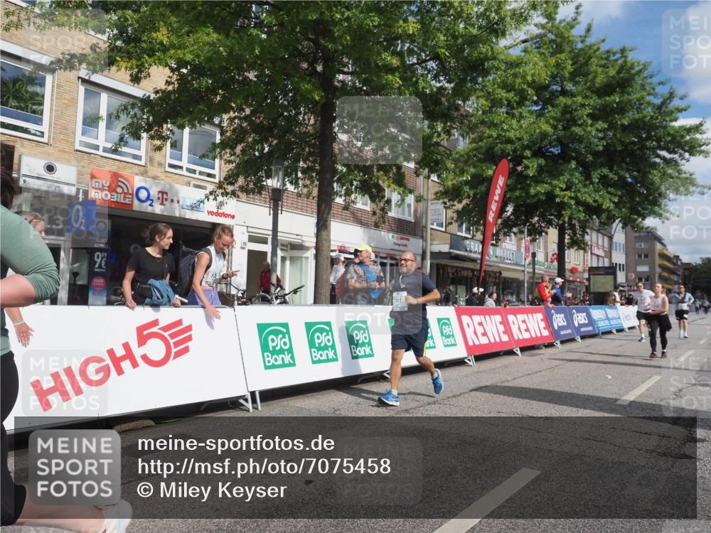 15.09.2024 - PSD Bank Halbmarathon Miley Keyser http://msf.ph/oto/7075458 15.09.2024 12:32:46 Ziel 2411, 2414, 3045, 3358, 3368 meine-sportfotos.de