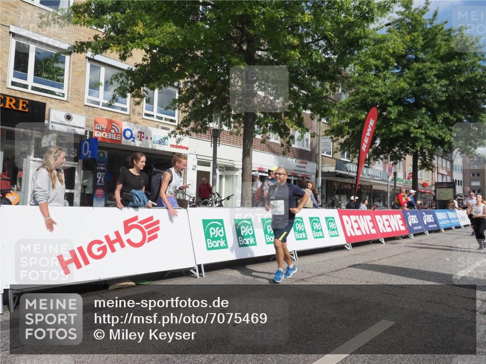 15.09.2024 - PSD Bank Halbmarathon Miley Keyser http://msf.ph/oto/7075469 15.09.2024 12:32:46 Ziel 2411, 2414, 3045, 3358, 3368 meine-sportfotos.de