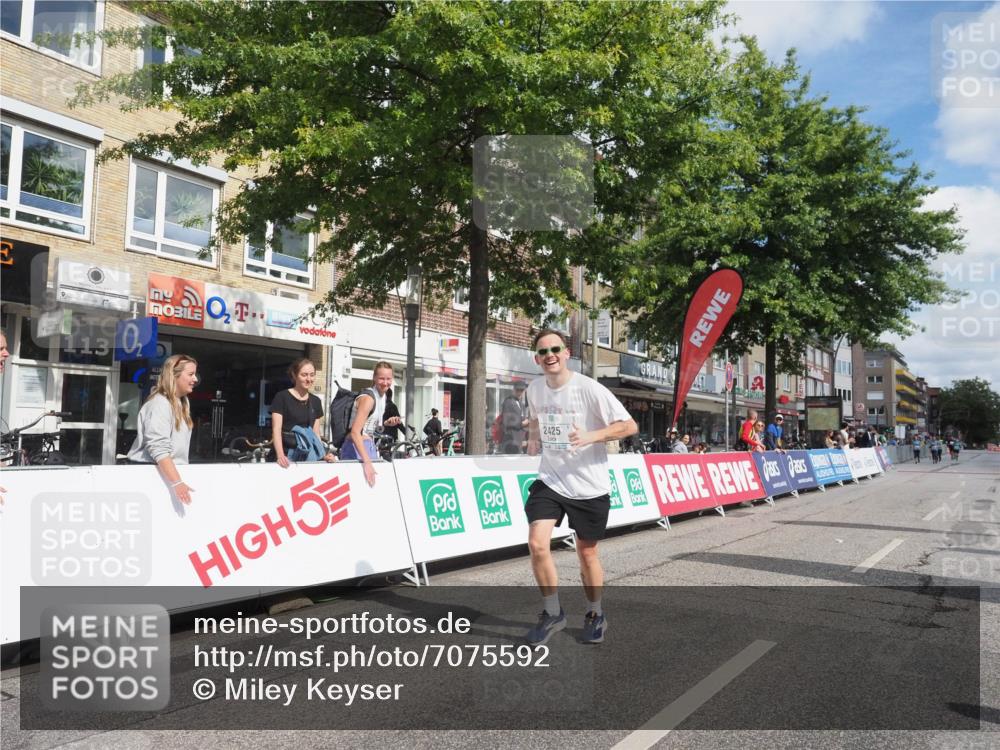 15.09.2024 - PSD Bank Halbmarathon Miley Keyser http://msf.ph/oto/7075592 15.09.2024 12:32:53 Ziel 2411, 2414, 2425, 3045, 3358 meine-sportfotos.de