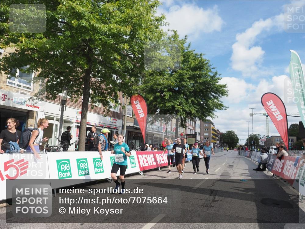 15.09.2024 - PSD Bank Halbmarathon Miley Keyser http://msf.ph/oto/7075664 15.09.2024 12:33:10 Ziel 1939, 3308, 3336, 3337, 3359, 3463 meine-sportfotos.de