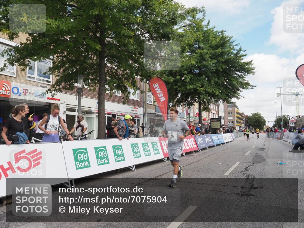 15.09.2024 - PSD Bank Halbmarathon Miley Keyser http://msf.ph/oto/7075904 15.09.2024 12:33:49 Ziel 1983, 2331, 3107, 3433, 3451 meine-sportfotos.de