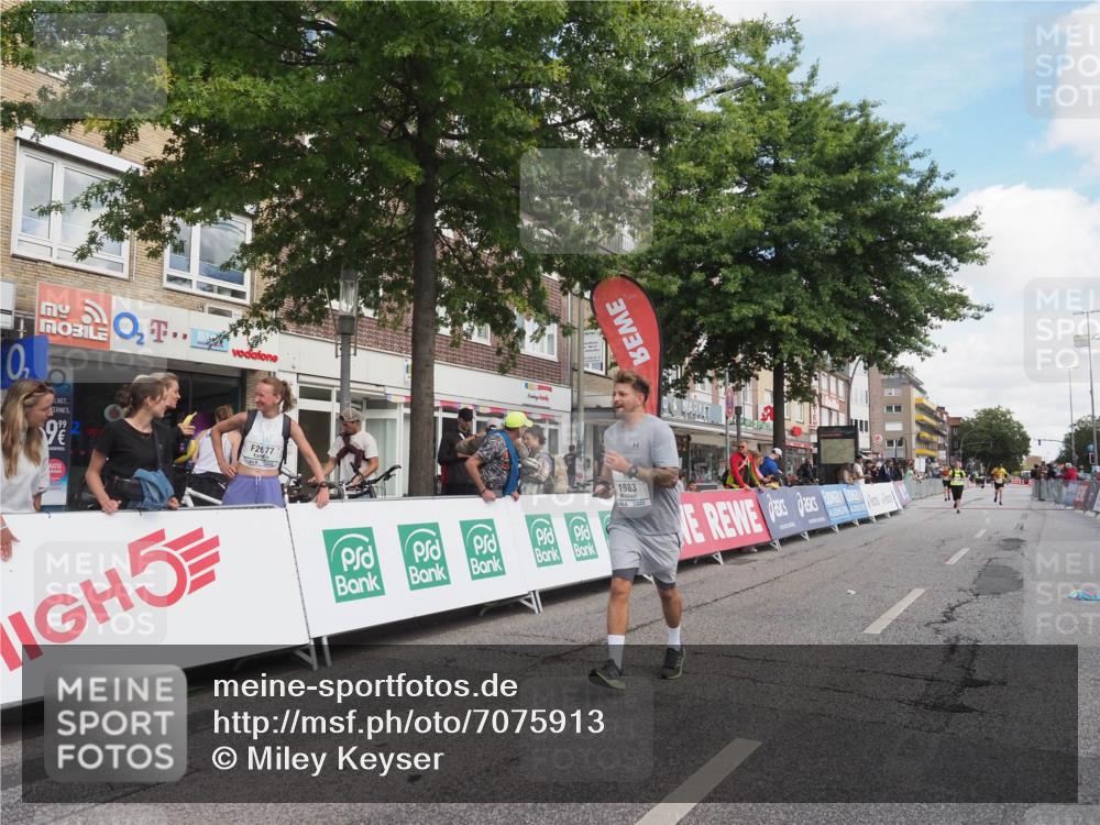 15.09.2024 - PSD Bank Halbmarathon Miley Keyser http://msf.ph/oto/7075913 15.09.2024 12:33:49 Ziel 1983, 2331, 3107, 3433, 3451 meine-sportfotos.de