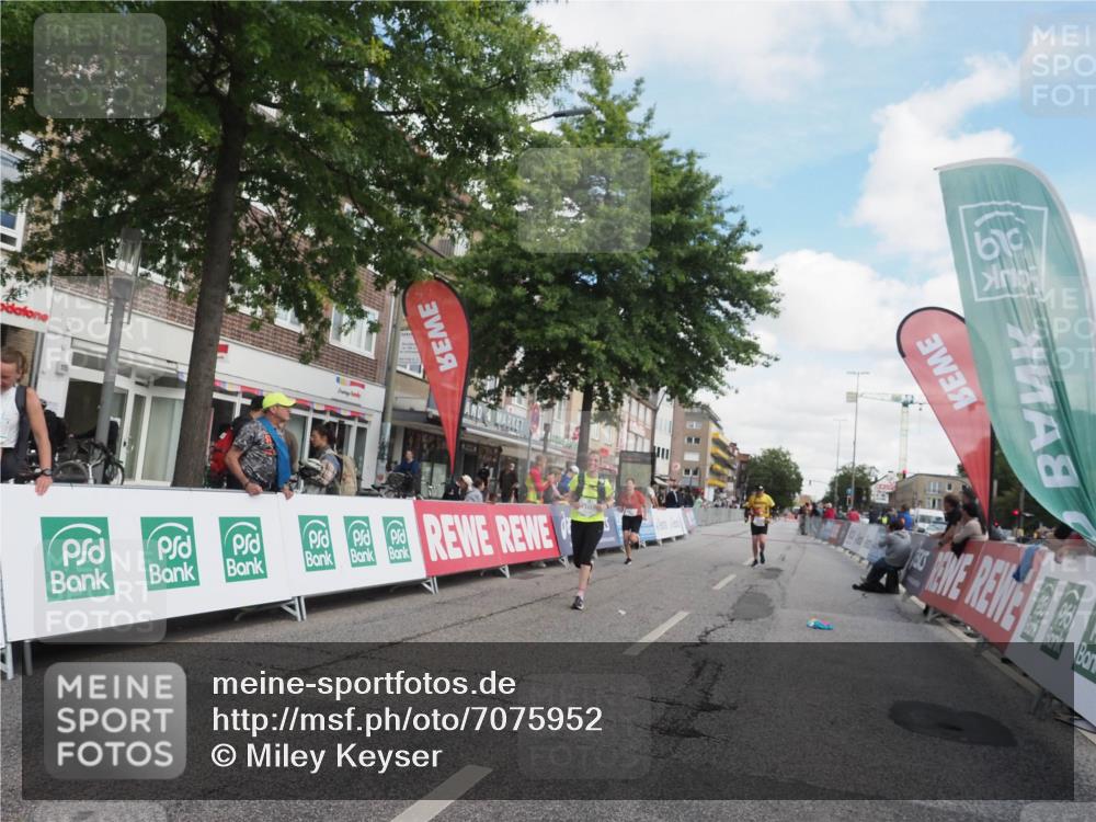 15.09.2024 - PSD Bank Halbmarathon Miley Keyser http://msf.ph/oto/7075952 15.09.2024 12:33:57 Ziel 1983, 2376, 3433, 3451 meine-sportfotos.de