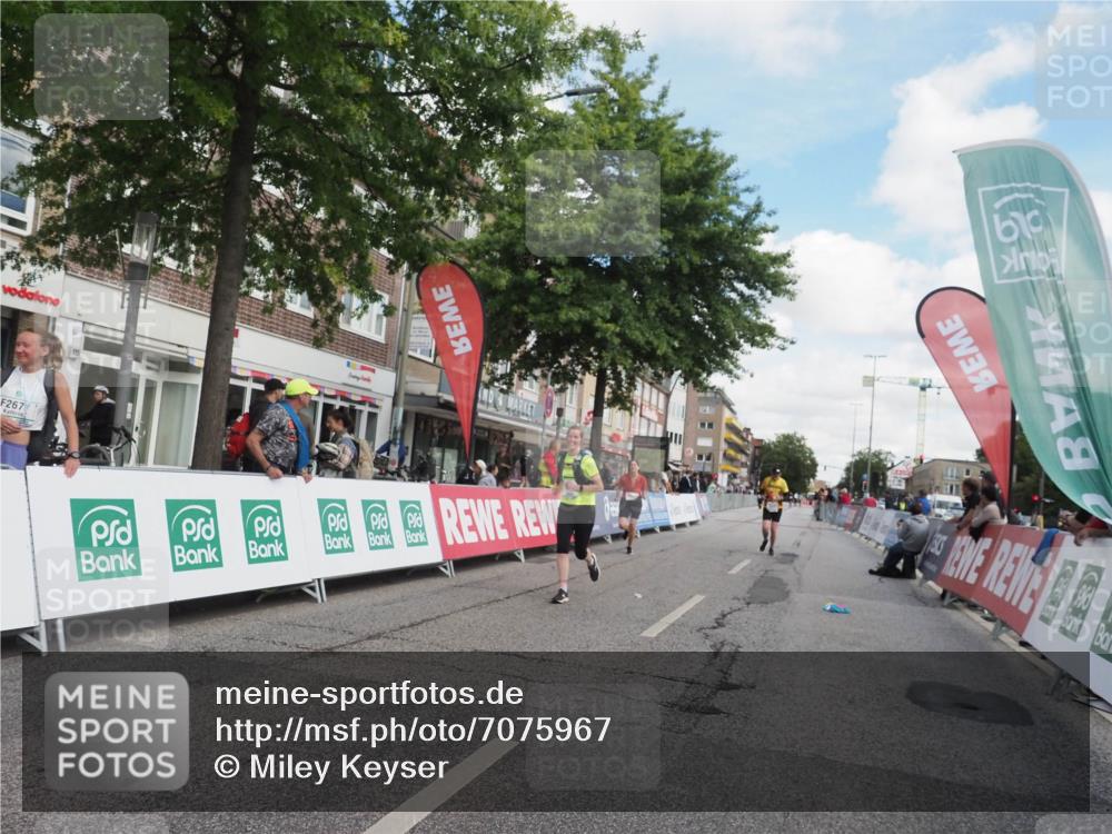 15.09.2024 - PSD Bank Halbmarathon Miley Keyser http://msf.ph/oto/7075967 15.09.2024 12:33:57 Ziel 1983, 2376, 3433, 3451 meine-sportfotos.de