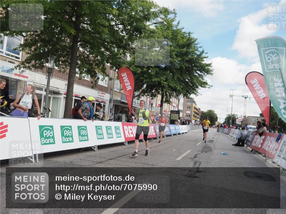 15.09.2024 - PSD Bank Halbmarathon Miley Keyser http://msf.ph/oto/7075990 15.09.2024 12:33:58 Ziel 1983, 2376, 3433, 3451 meine-sportfotos.de