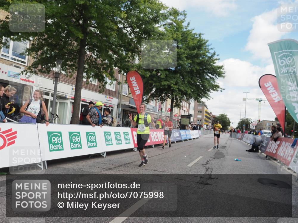 15.09.2024 - PSD Bank Halbmarathon Miley Keyser http://msf.ph/oto/7075998 15.09.2024 12:33:58 Ziel 1983, 2376, 3433, 3451 meine-sportfotos.de