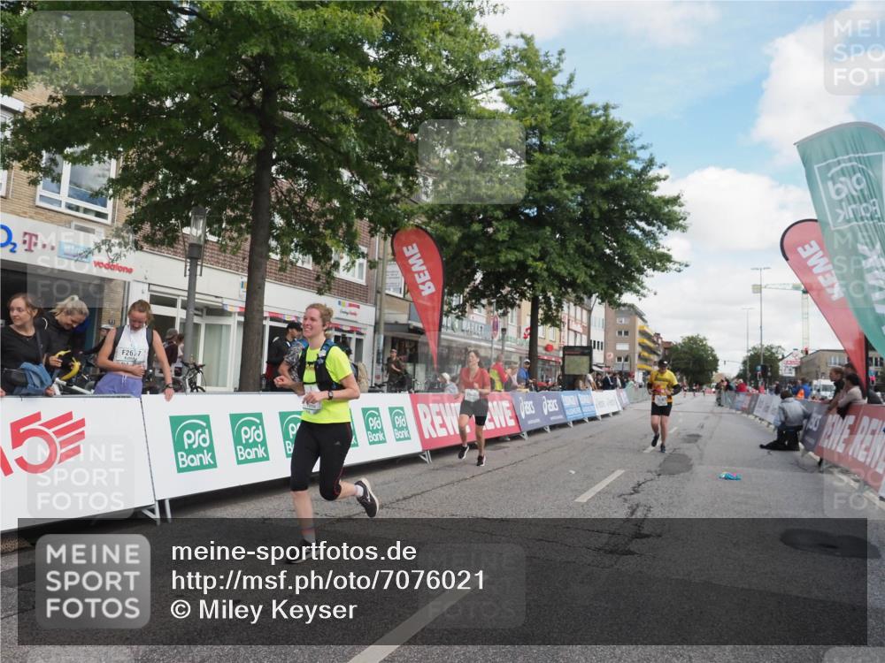 15.09.2024 - PSD Bank Halbmarathon Miley Keyser http://msf.ph/oto/7076021 15.09.2024 12:33:59 Ziel 1983, 2376, 3433, 3451 meine-sportfotos.de