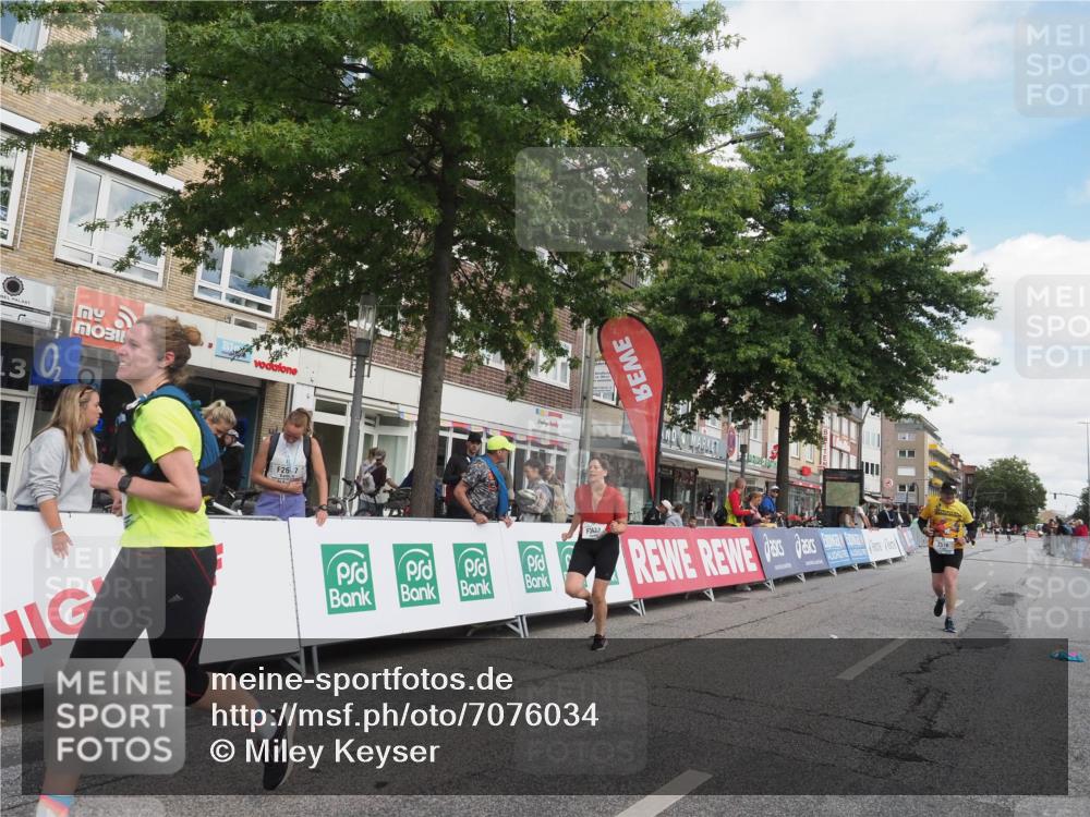 15.09.2024 - PSD Bank Halbmarathon Miley Keyser http://msf.ph/oto/7076034 15.09.2024 12:33:59 Ziel 1983, 2376, 3433, 3451 meine-sportfotos.de