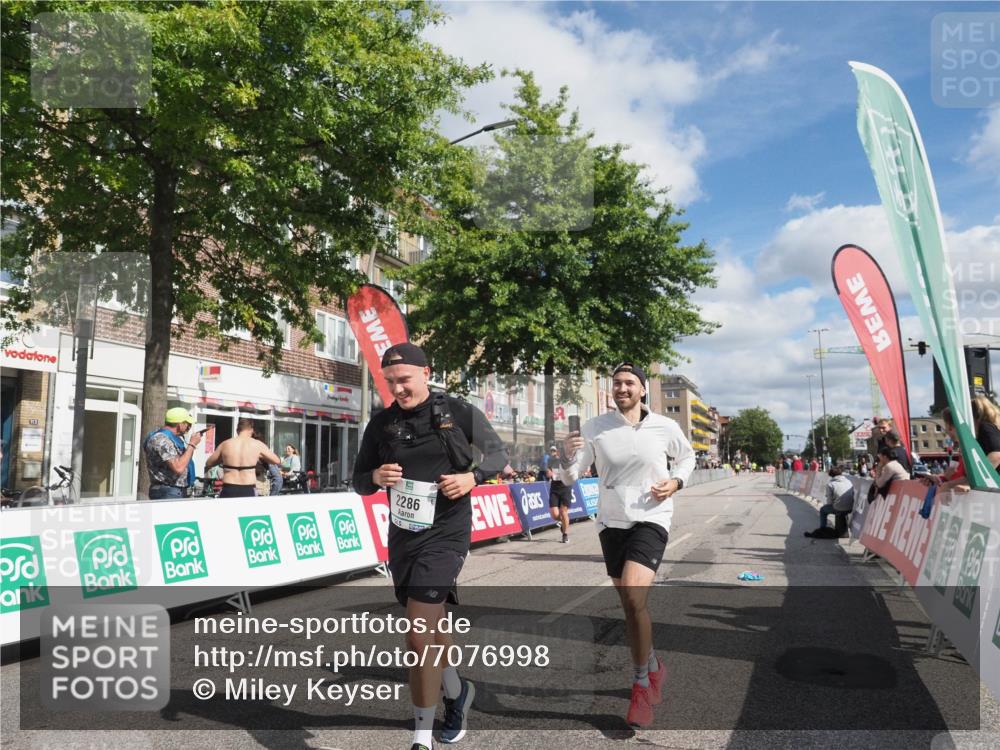 15.09.2024 - PSD Bank Halbmarathon Miley Keyser http://msf.ph/oto/7076998 15.09.2024 12:35:41 Ziel 1504, 1895, 2257, 2286, 3071, 3178, 3329 meine-sportfotos.de