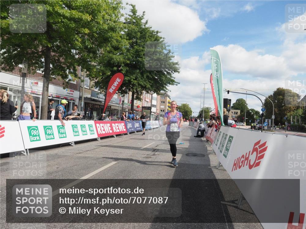15.09.2024 - PSD Bank Halbmarathon Miley Keyser http://msf.ph/oto/7077087 15.09.2024 12:36:40 Ziel 1978, 3404, 3411 meine-sportfotos.de