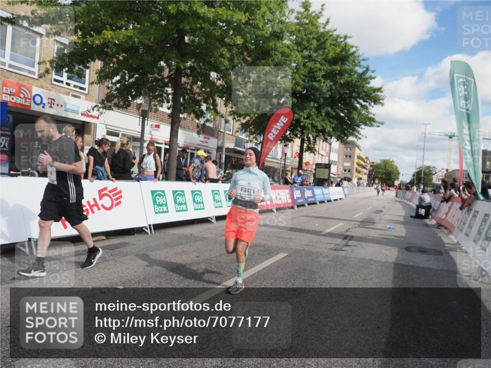 15.09.2024 - PSD Bank Halbmarathon Miley Keyser http://msf.ph/oto/7077177 15.09.2024 12:36:46 Ziel 1978, 2317, 3404, 3411 meine-sportfotos.de
