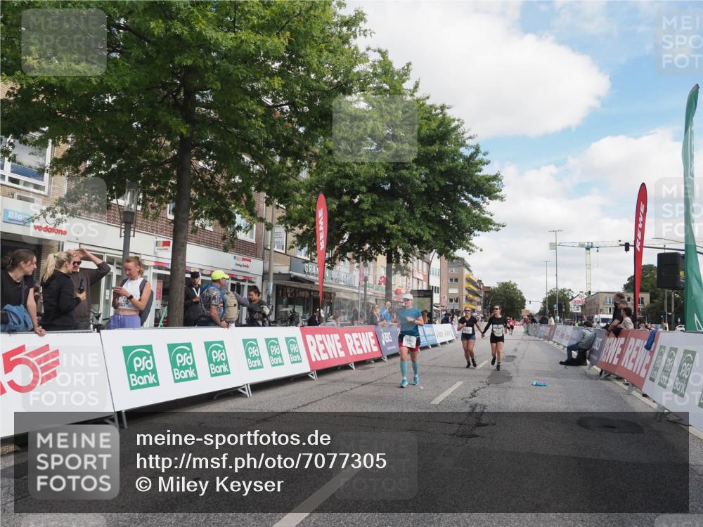 15.09.2024 - PSD Bank Halbmarathon Miley Keyser http://msf.ph/oto/7077305 15.09.2024 12:37:25 Ziel 2742, 2761, 3386 meine-sportfotos.de