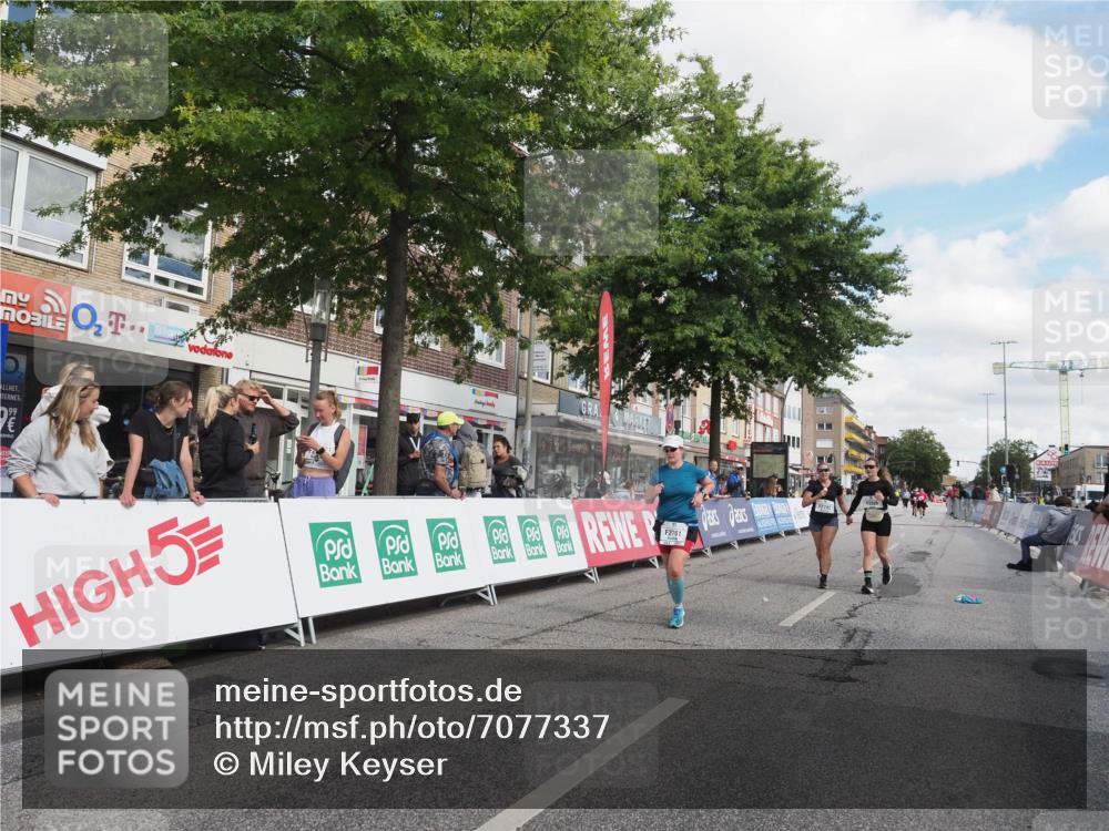 15.09.2024 - PSD Bank Halbmarathon Miley Keyser http://msf.ph/oto/7077337 15.09.2024 12:37:26 Ziel 2742, 2761, 3386 meine-sportfotos.de