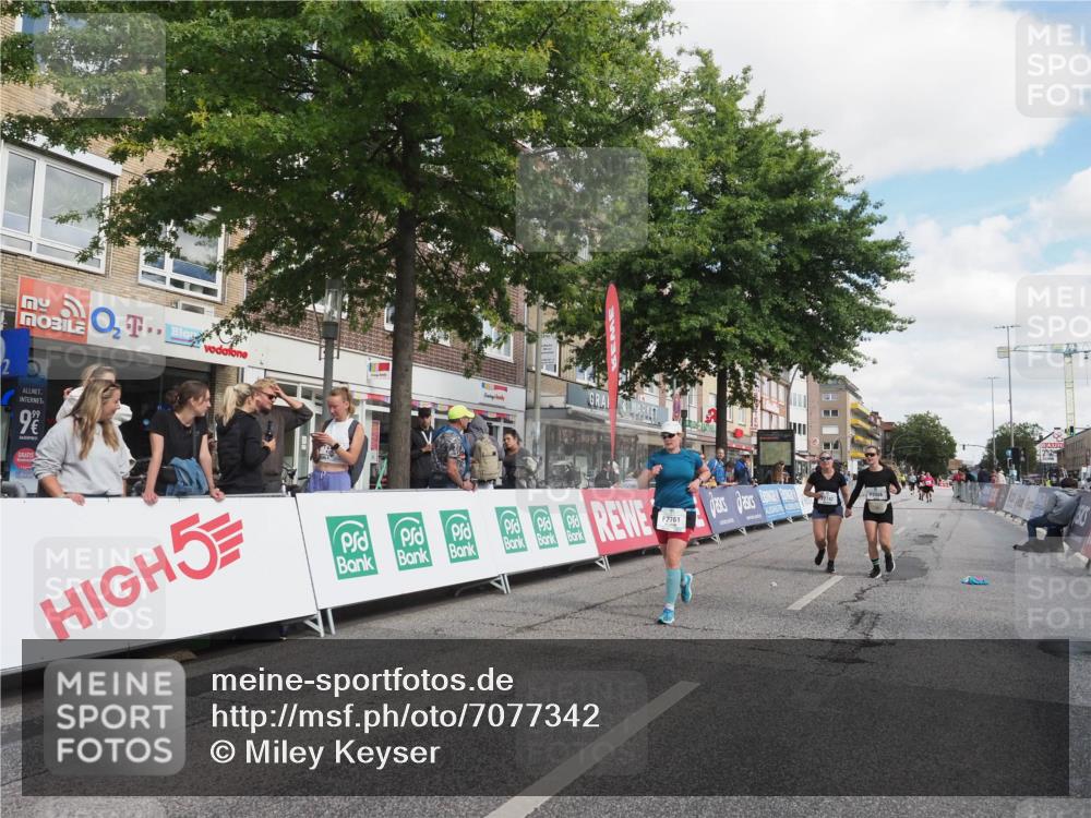 15.09.2024 - PSD Bank Halbmarathon Miley Keyser http://msf.ph/oto/7077342 15.09.2024 12:37:26 Ziel 2742, 2761, 3386 meine-sportfotos.de